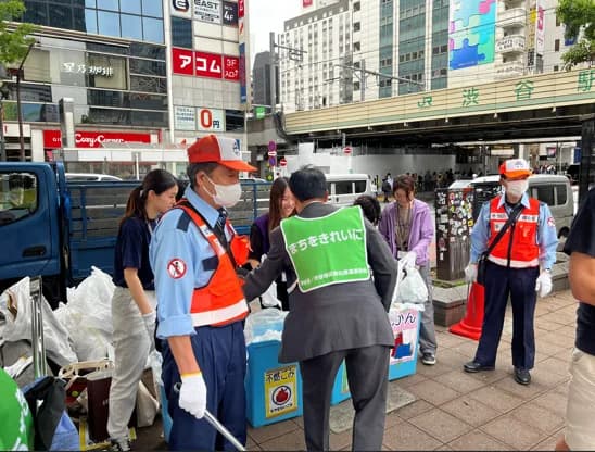 渋谷駅前でボランティア清掃活動をする参加者たち