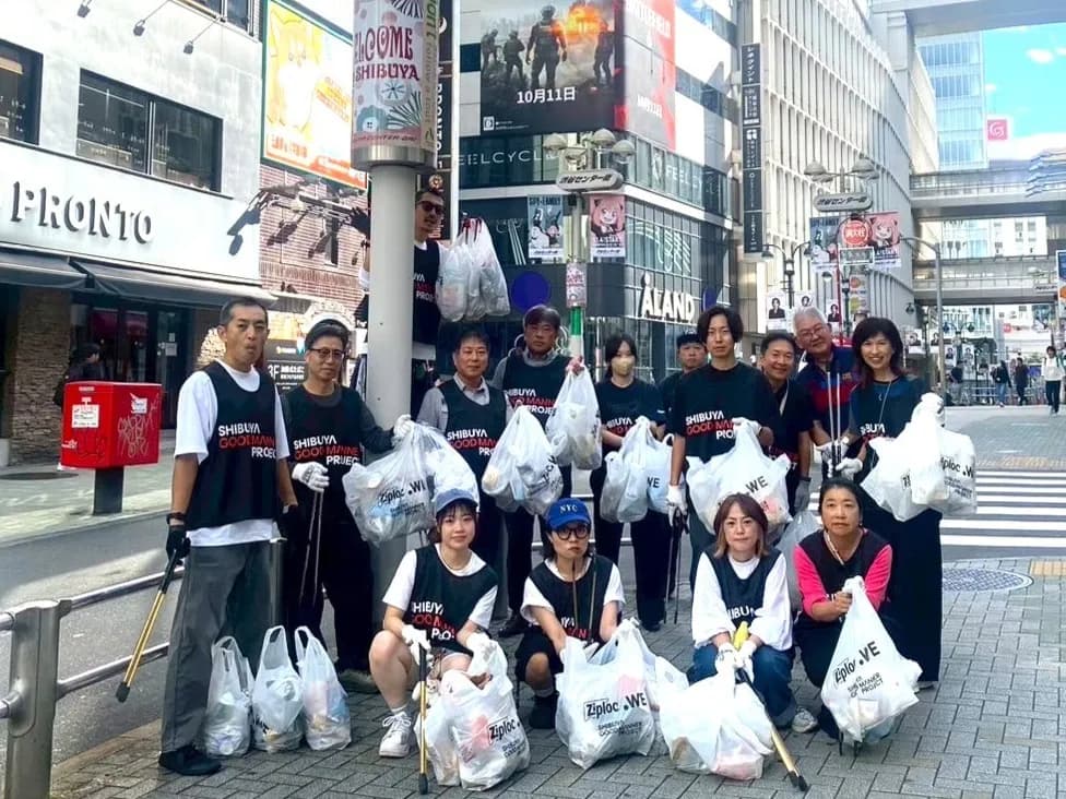 渋谷の交差点付近でゴミを集めたボランティア参加者たちの集合写真