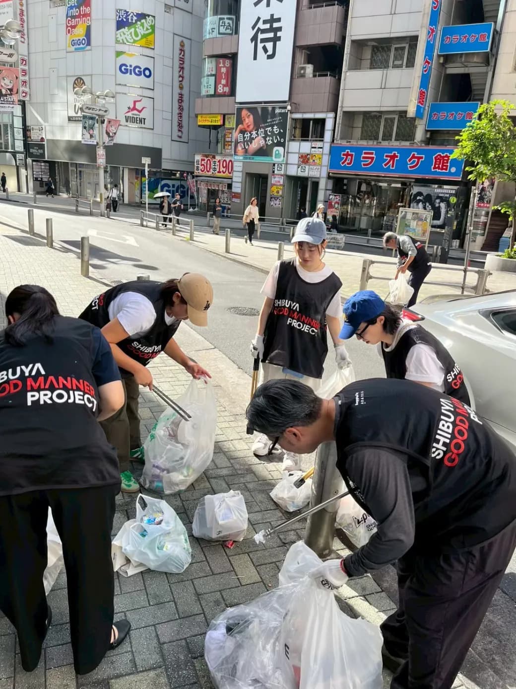 渋谷の路上でゴミを拾うボランティア参加者